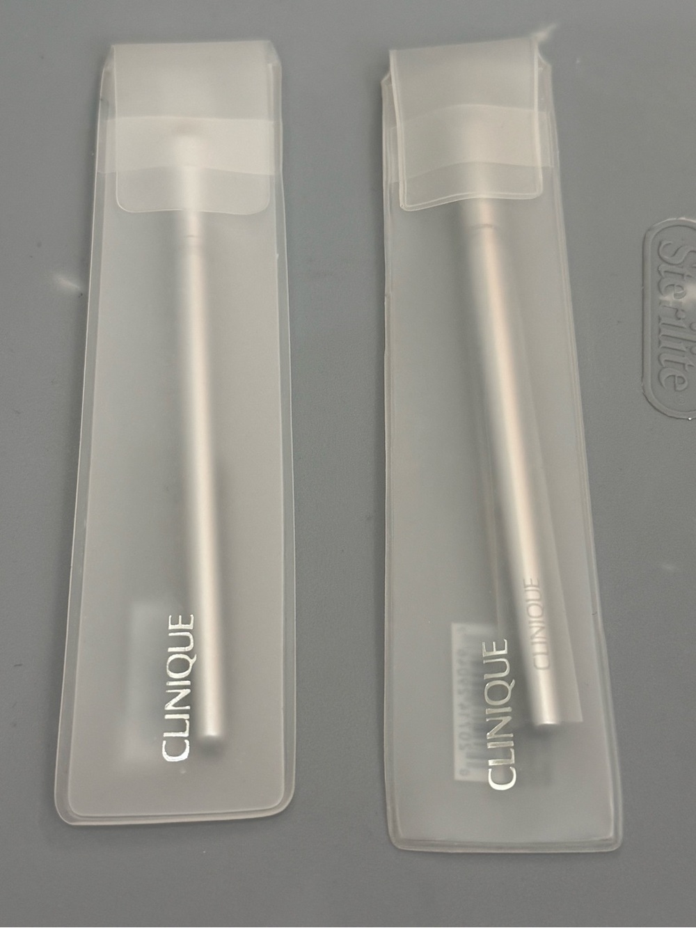 New Clinique 2 PC Eye Definer & Eye Liner Makeup Brush Set Branded Sleeves